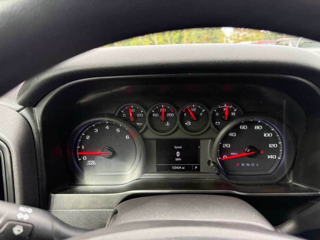 Chevrolet Silverado 1500 Vehicle Full-screen Gallery Image 24
