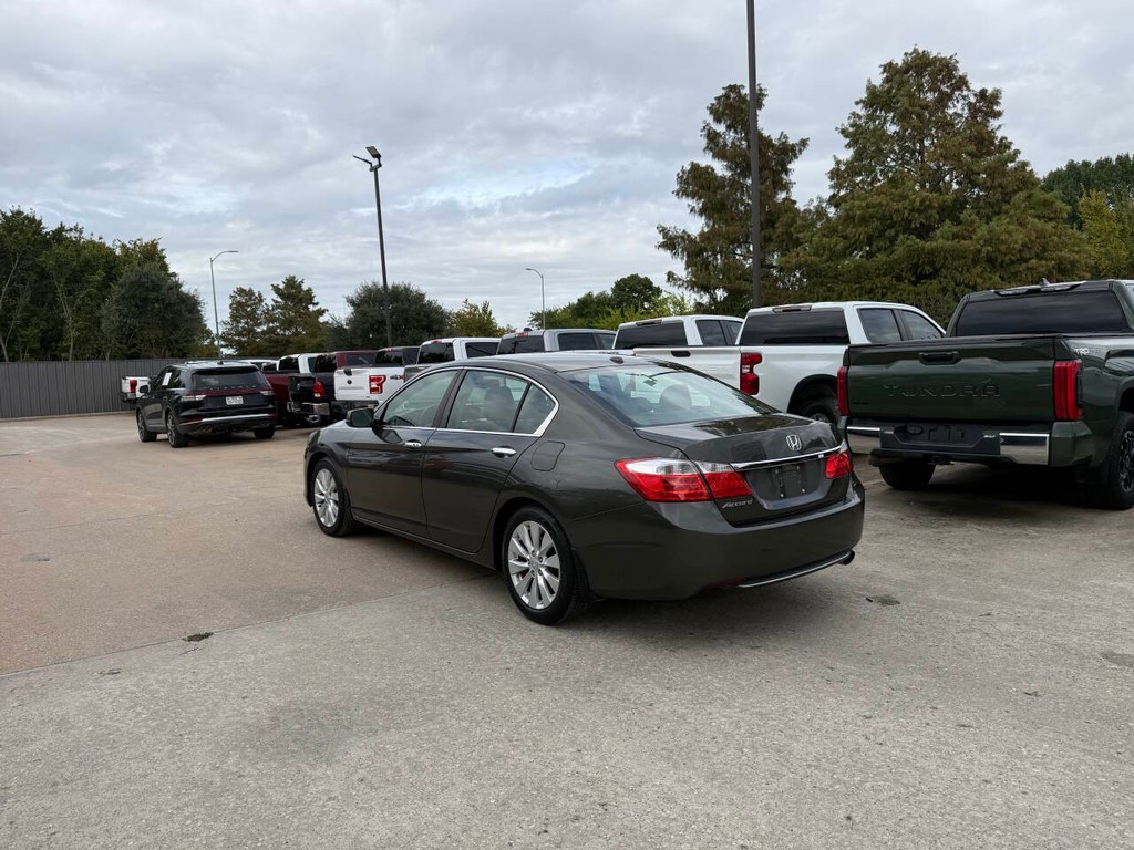 Honda Accord Sedan Vehicle Full-screen Gallery Image 04