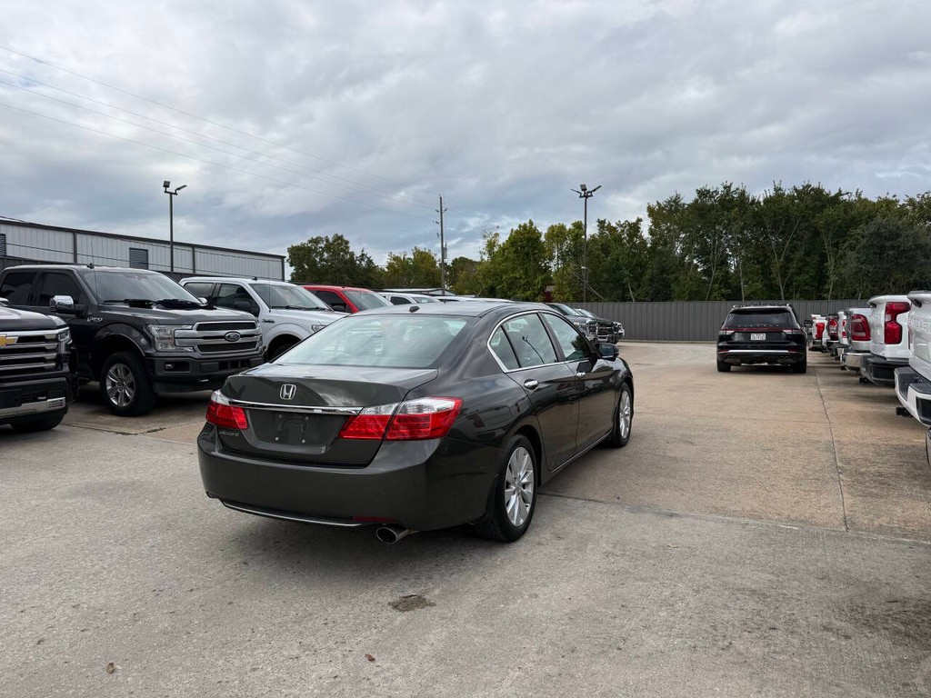 Honda Accord Sedan Vehicle Full-screen Gallery Image 05
