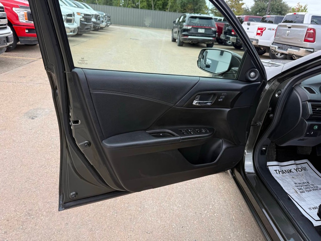 Honda Accord Sedan Vehicle Full-screen Gallery Image 08