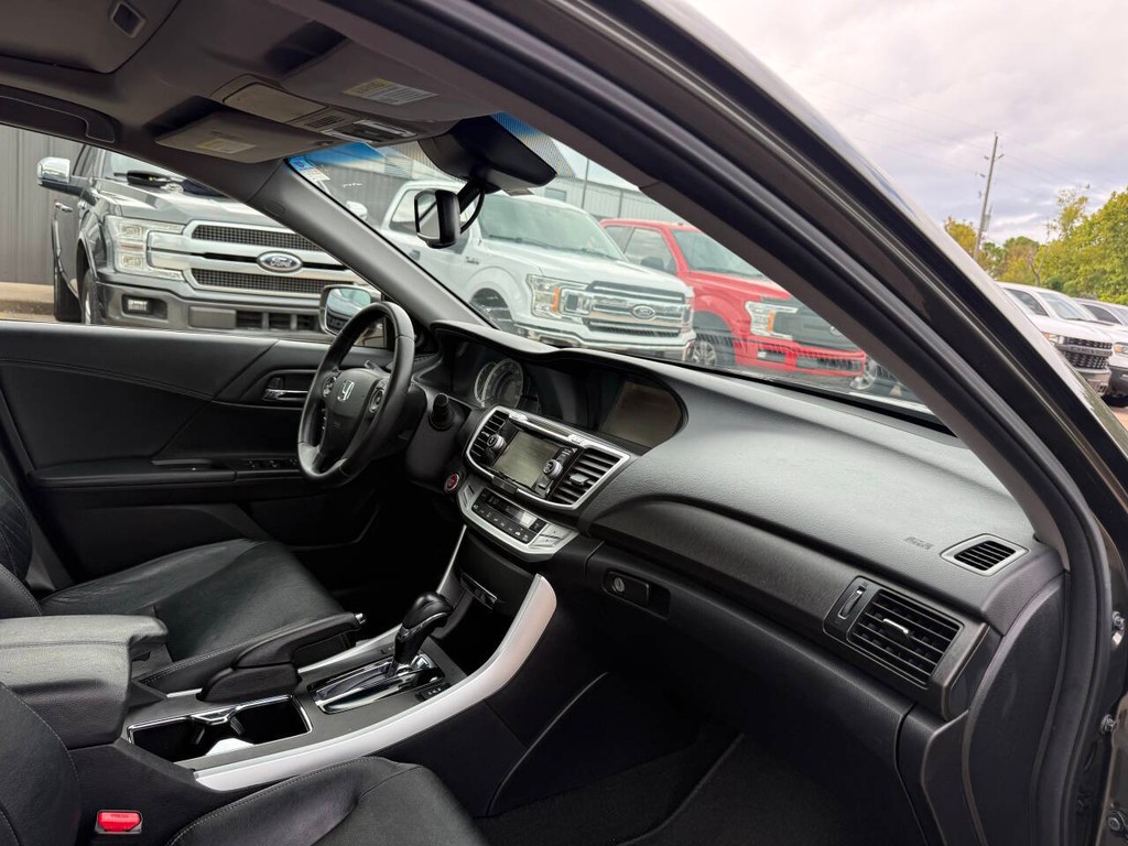 Honda Accord Sedan Vehicle Full-screen Gallery Image 09