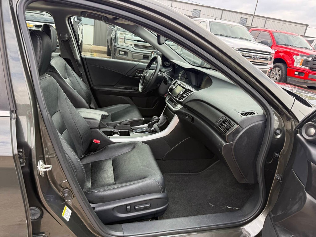 Honda Accord Sedan Vehicle Full-screen Gallery Image 10