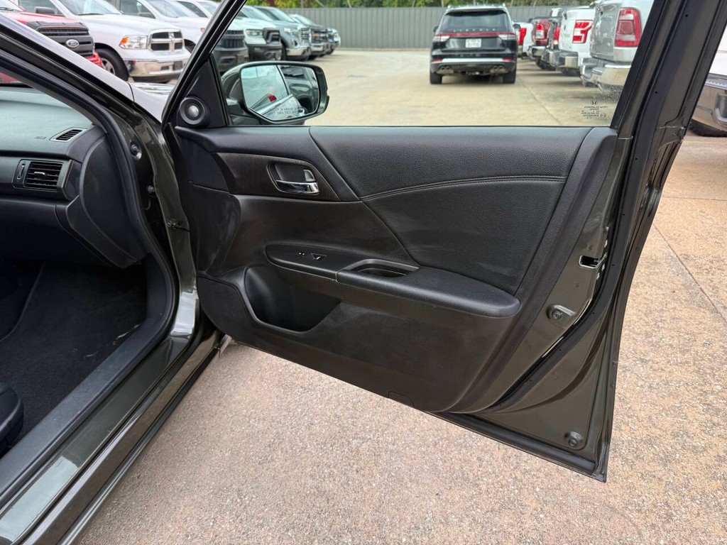 Honda Accord Sedan Vehicle Full-screen Gallery Image 11