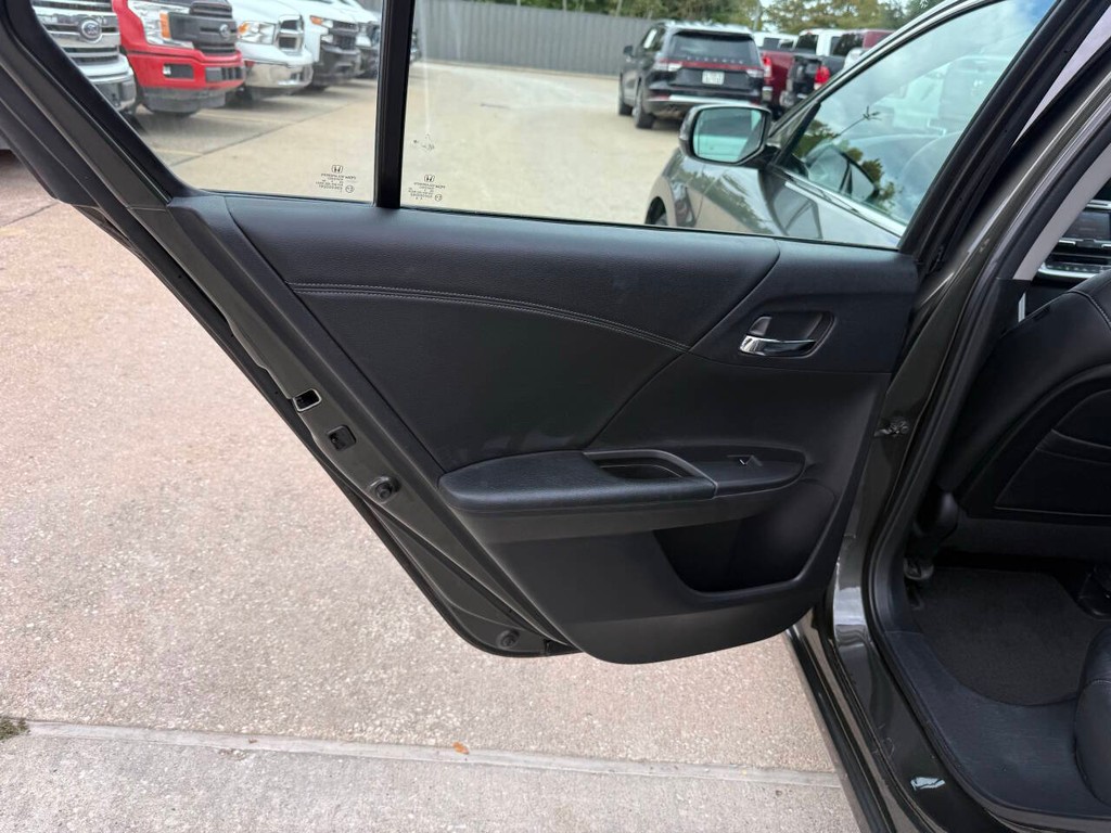 Honda Accord Sedan Vehicle Full-screen Gallery Image 14