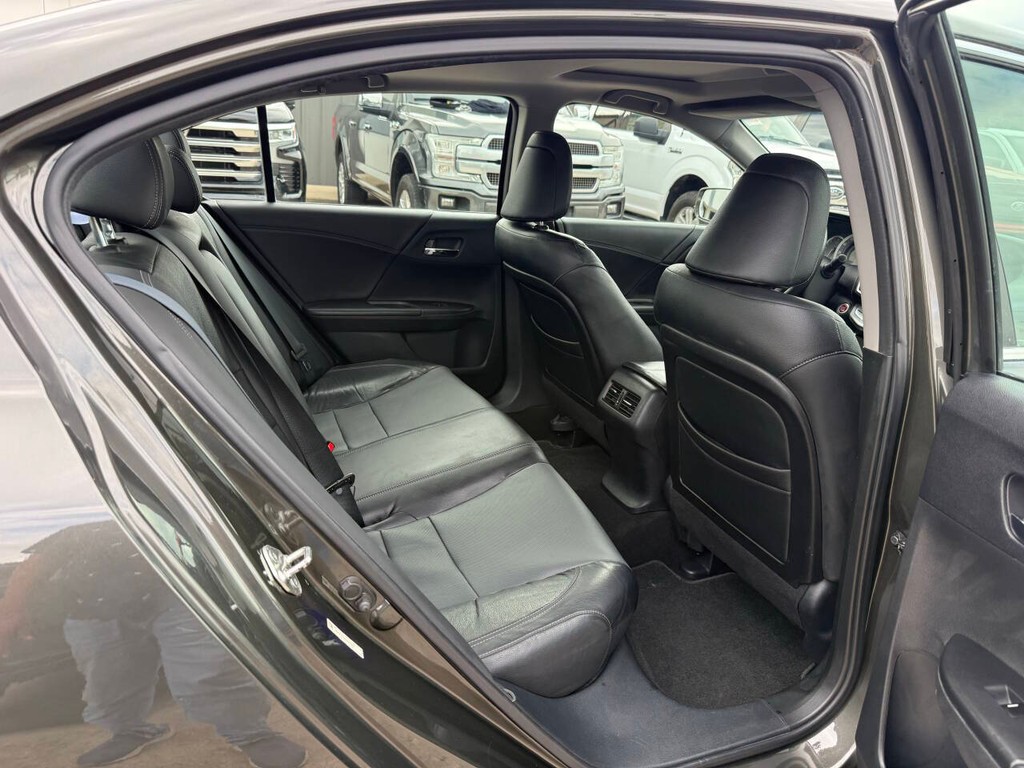 Honda Accord Sedan Vehicle Full-screen Gallery Image 15