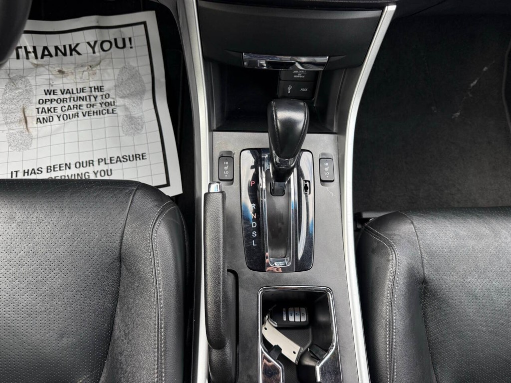 Honda Accord Sedan Vehicle Full-screen Gallery Image 29