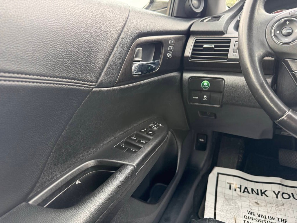 Honda Accord Sedan Vehicle Full-screen Gallery Image 30