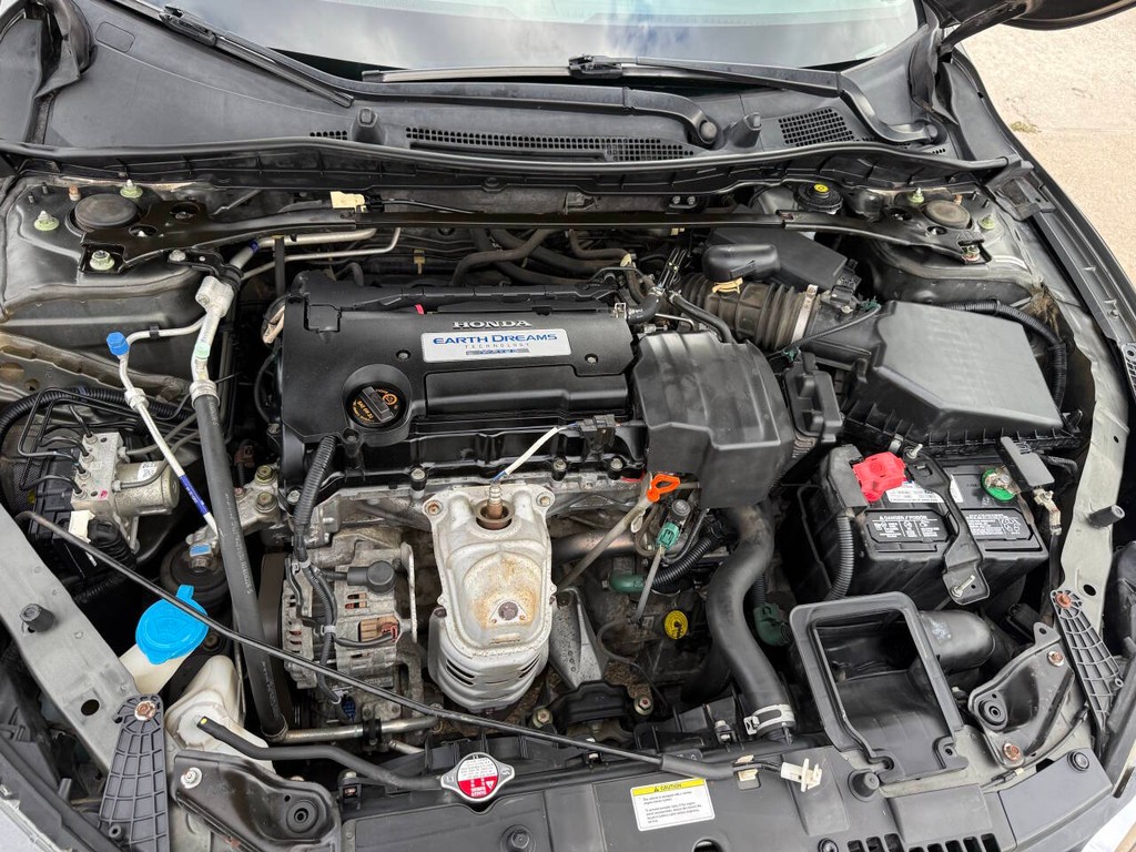 Honda Accord Sedan Vehicle Full-screen Gallery Image 36