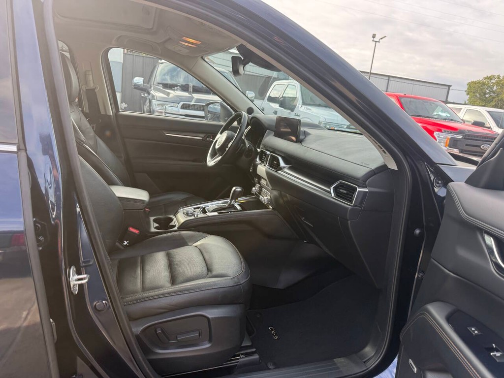 Mazda CX-5 Vehicle Full-screen Gallery Image 10