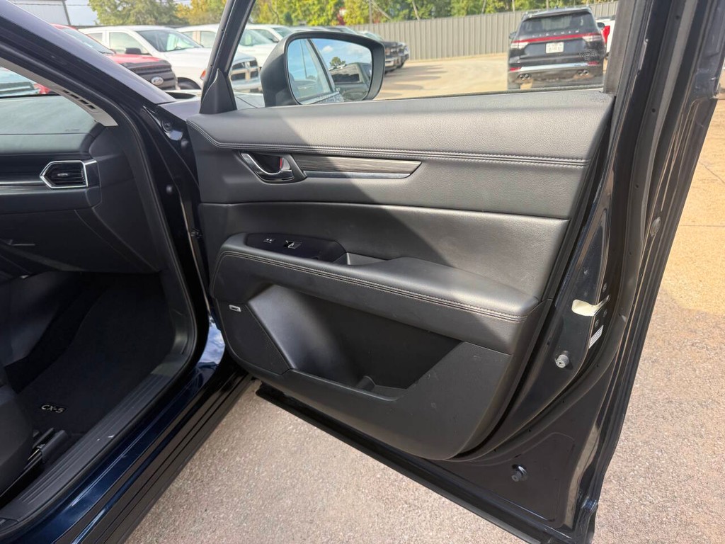 Mazda CX-5 Vehicle Full-screen Gallery Image 11