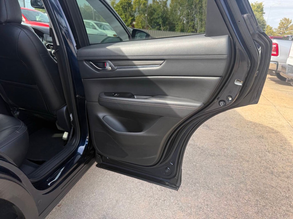 Mazda CX-5 Vehicle Full-screen Gallery Image 16