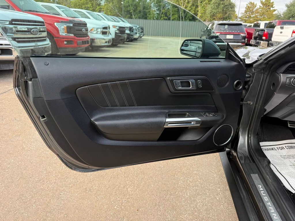 Ford Mustang Vehicle Full-screen Gallery Image 09