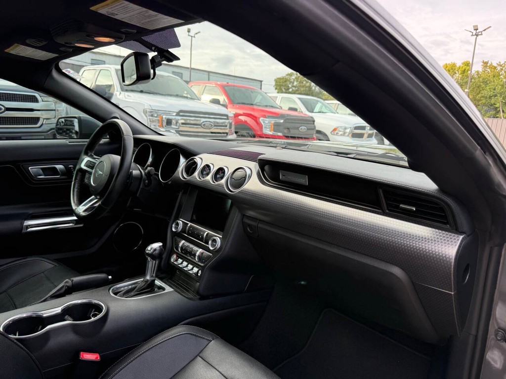 Ford Mustang Vehicle Full-screen Gallery Image 10