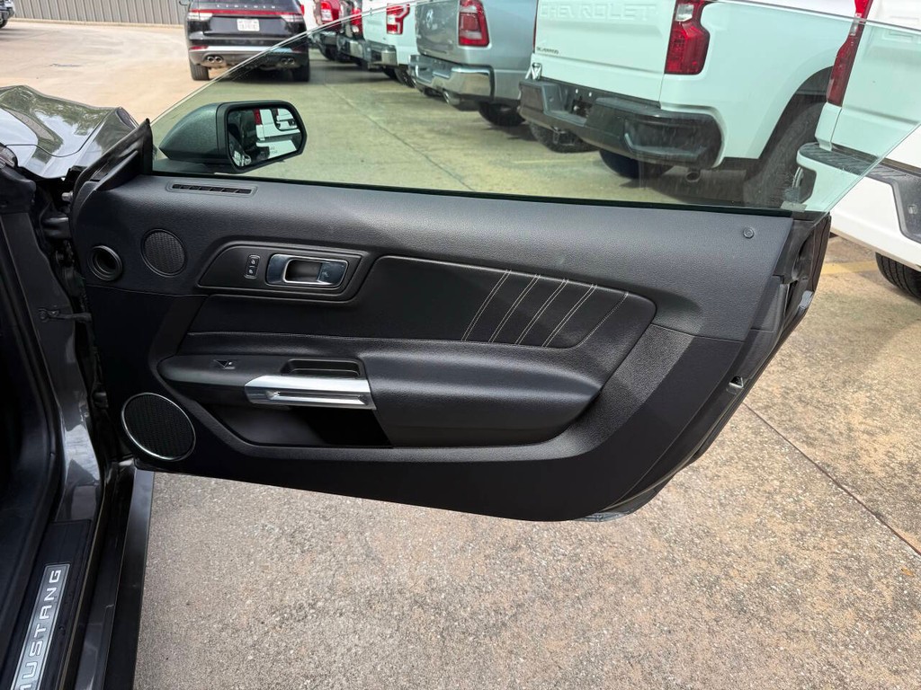 Ford Mustang Vehicle Full-screen Gallery Image 13