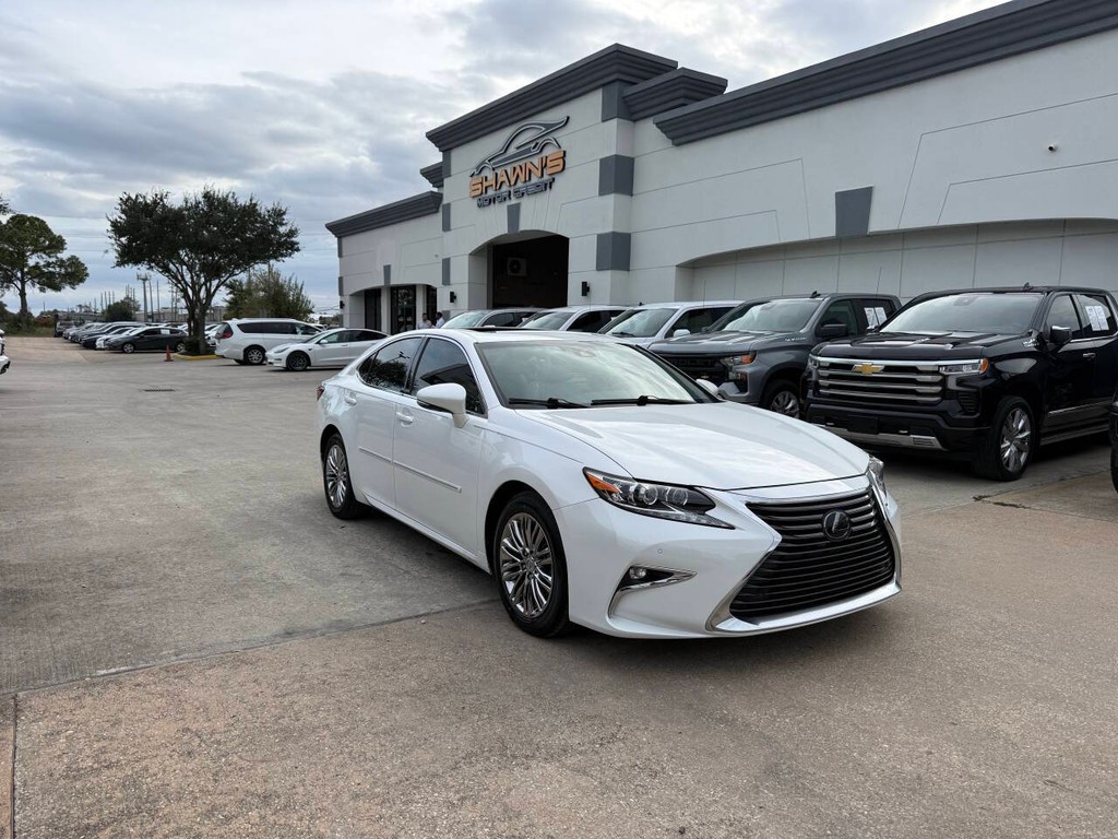 Lexus ES Vehicle Full-screen Gallery Image 02