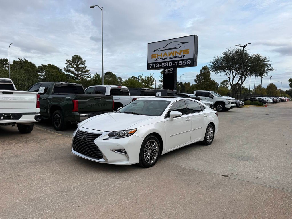 Lexus ES Vehicle Full-screen Gallery Image 03