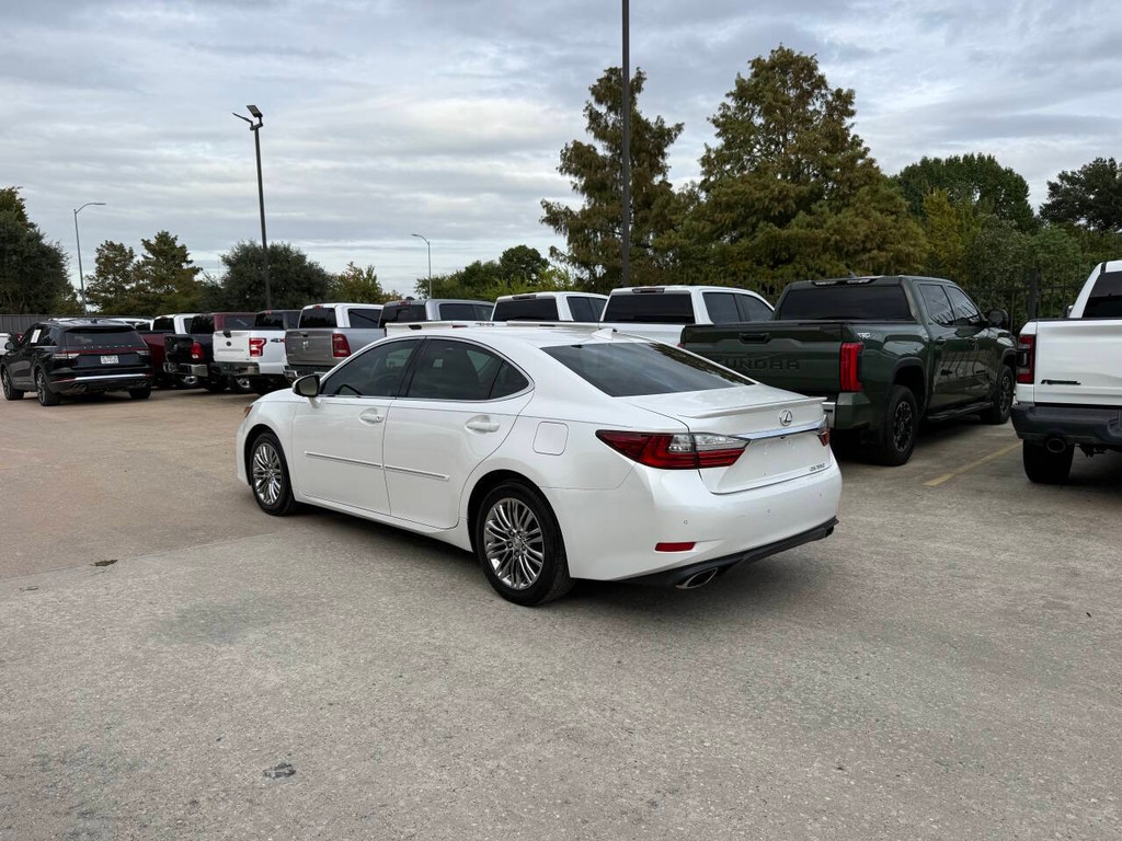 Lexus ES Vehicle Full-screen Gallery Image 04