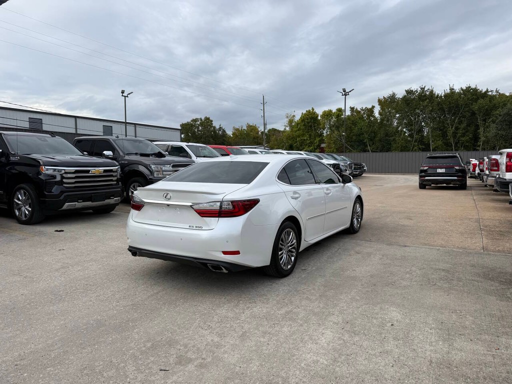 Lexus ES Vehicle Full-screen Gallery Image 05