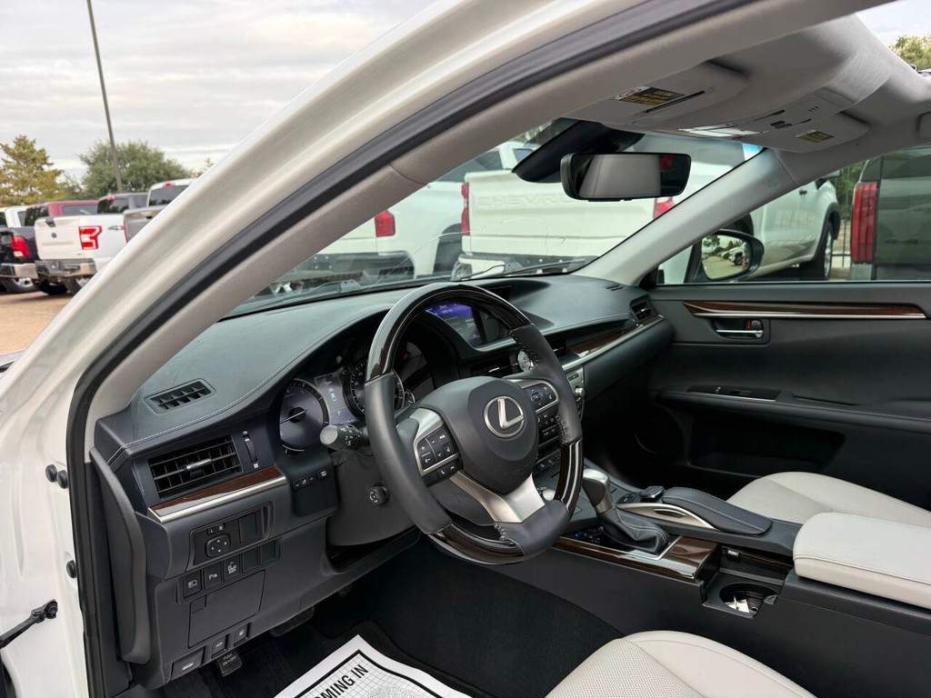 Lexus ES Vehicle Full-screen Gallery Image 06
