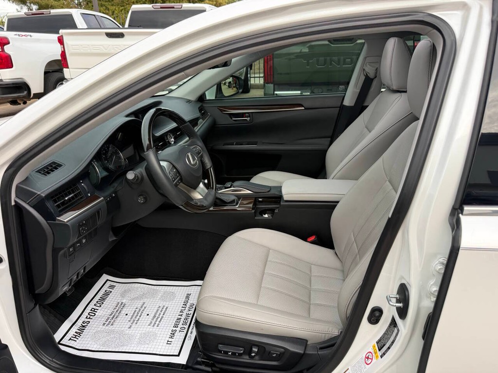 Lexus ES Vehicle Full-screen Gallery Image 07