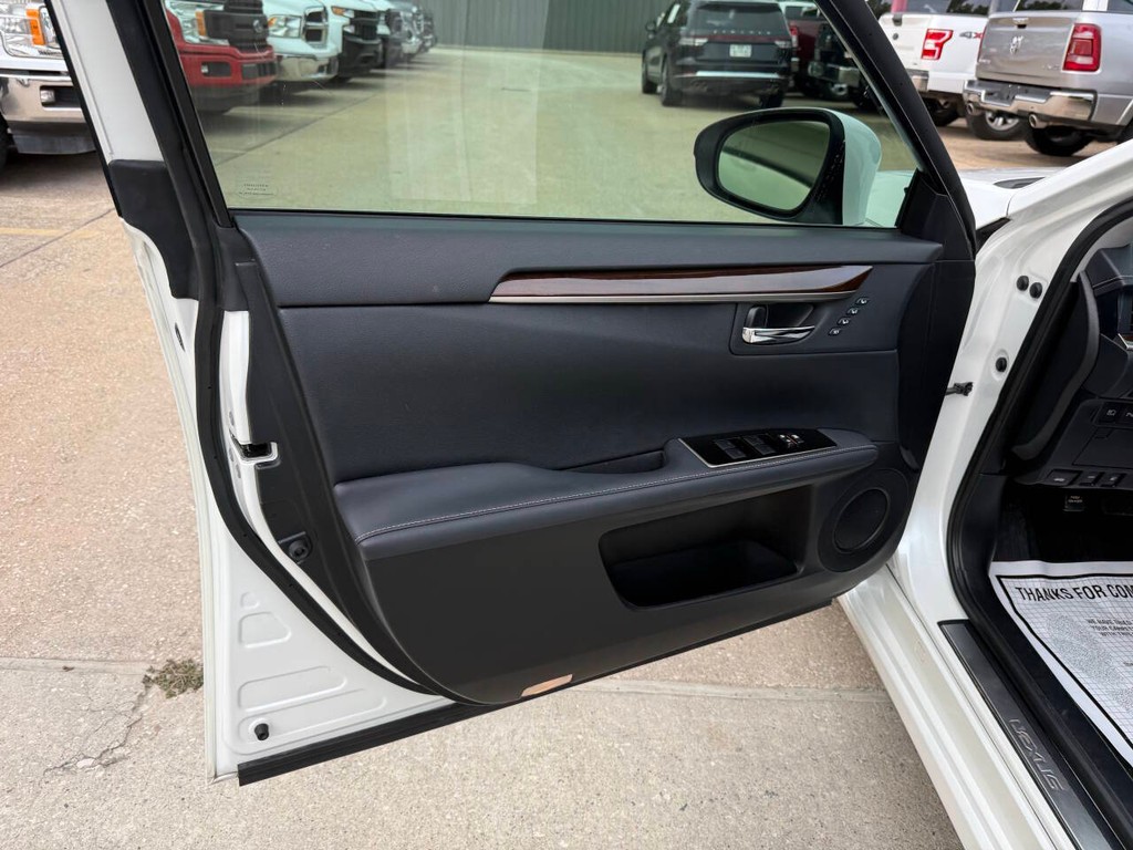 Lexus ES Vehicle Full-screen Gallery Image 08
