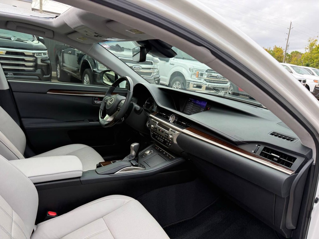 Lexus ES Vehicle Full-screen Gallery Image 09