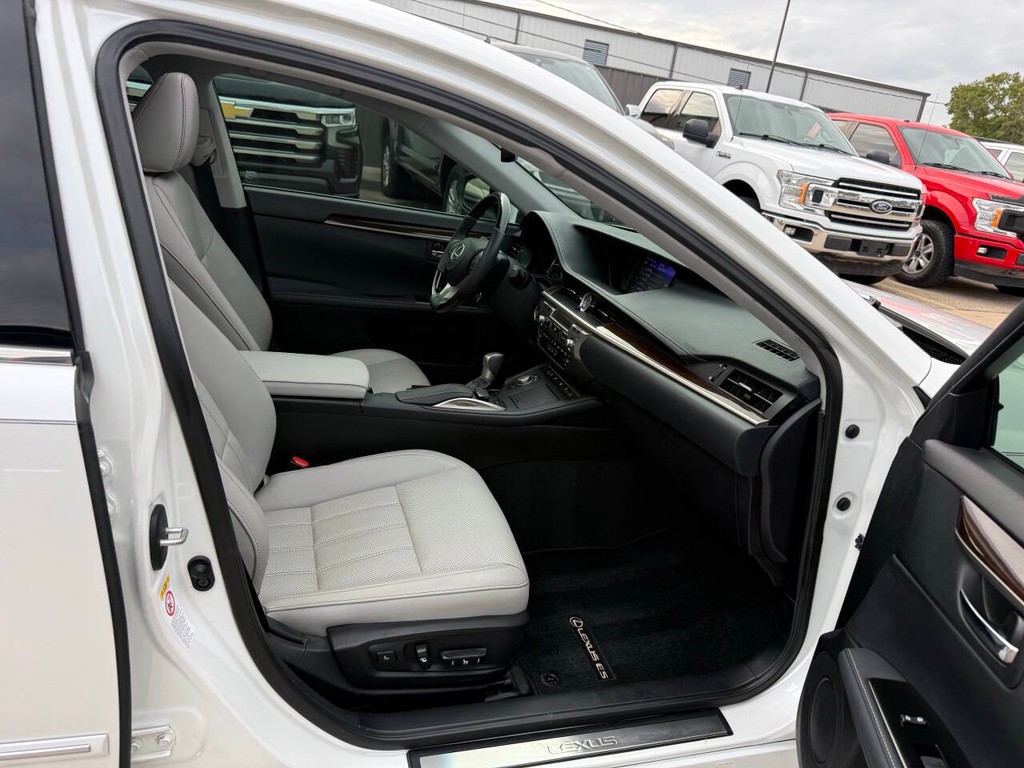 Lexus ES Vehicle Full-screen Gallery Image 10