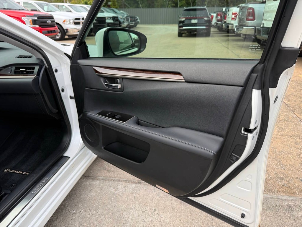 Lexus ES Vehicle Full-screen Gallery Image 11