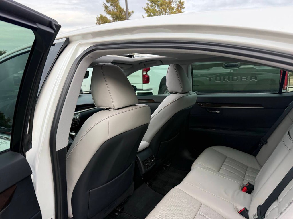 Lexus ES Vehicle Full-screen Gallery Image 12