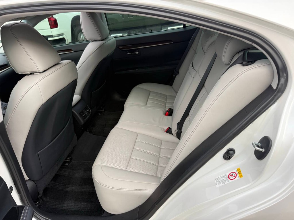 Lexus ES Vehicle Full-screen Gallery Image 13