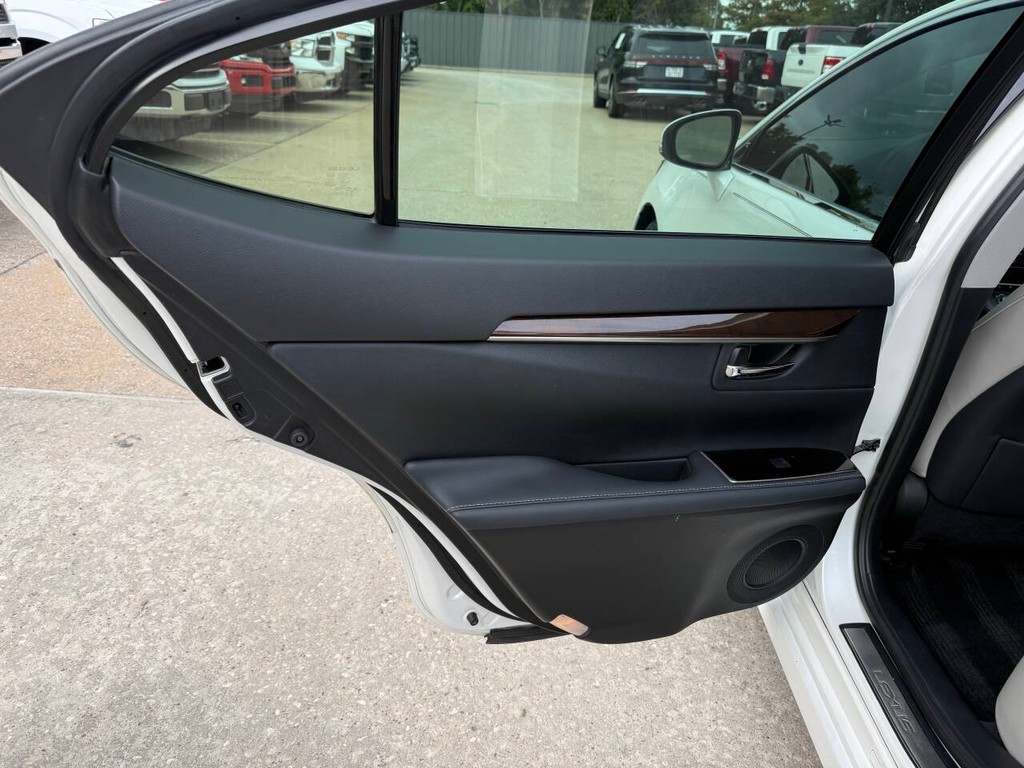 Lexus ES Vehicle Full-screen Gallery Image 14