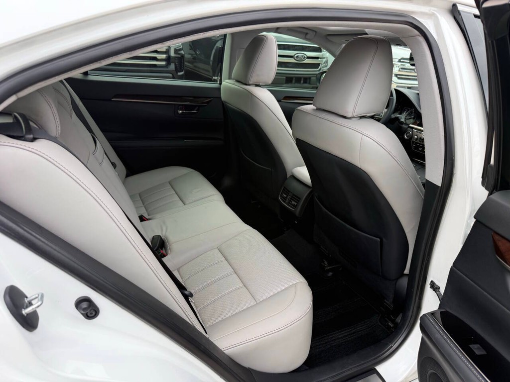 Lexus ES Vehicle Full-screen Gallery Image 15