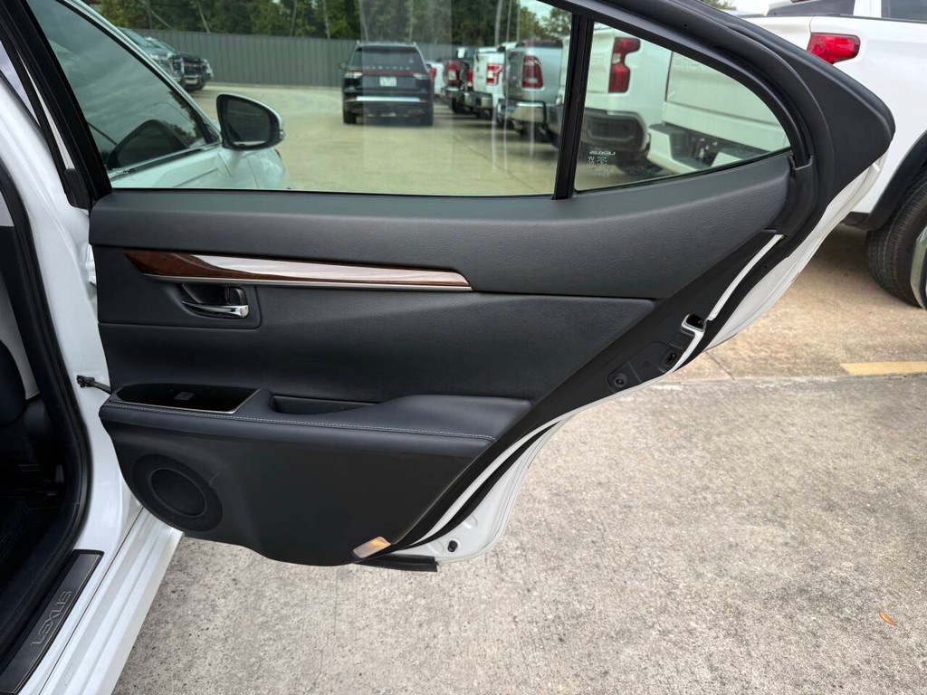Lexus ES Vehicle Full-screen Gallery Image 16