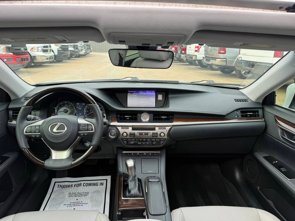 Lexus ES Vehicle Full-screen Gallery Image 17
