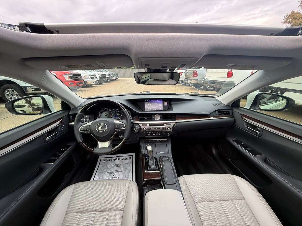 Lexus ES Vehicle Full-screen Gallery Image 18