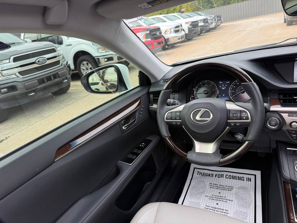 Lexus ES Vehicle Full-screen Gallery Image 19