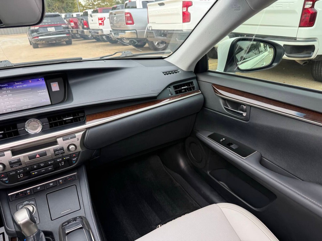 Lexus ES Vehicle Full-screen Gallery Image 20