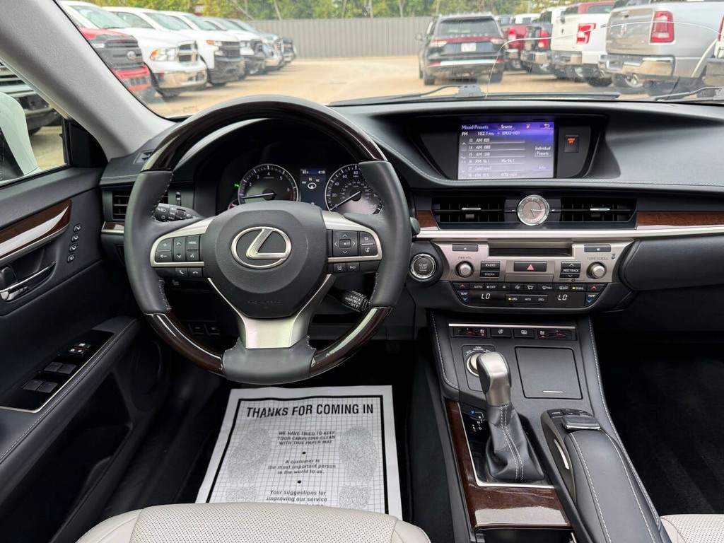 Lexus ES Vehicle Full-screen Gallery Image 21
