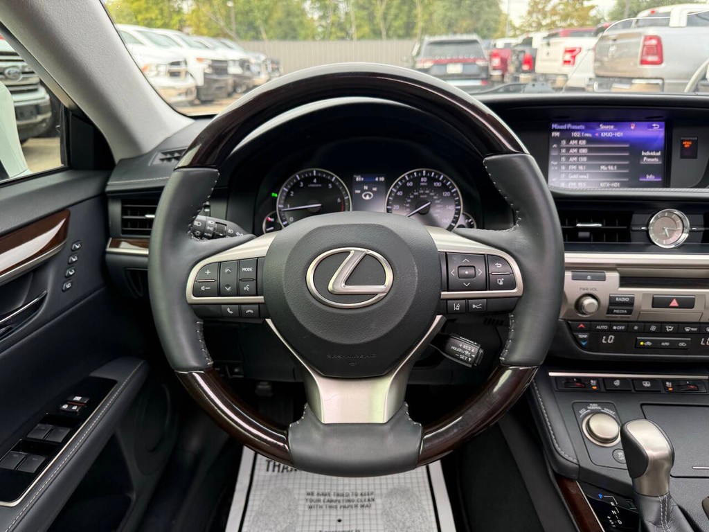 Lexus ES Vehicle Full-screen Gallery Image 22