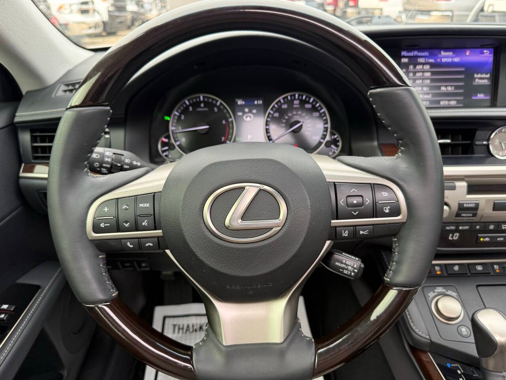 Lexus ES Vehicle Full-screen Gallery Image 23