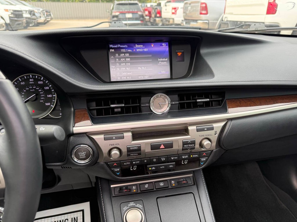 Lexus ES Vehicle Full-screen Gallery Image 24