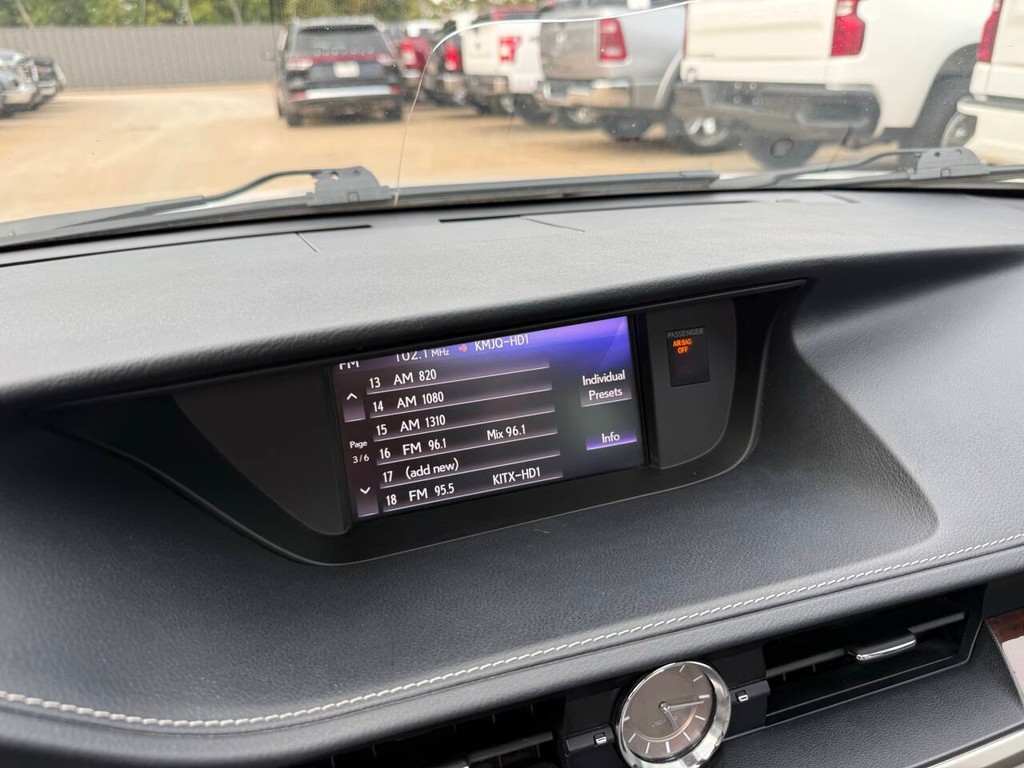 Lexus ES Vehicle Full-screen Gallery Image 26