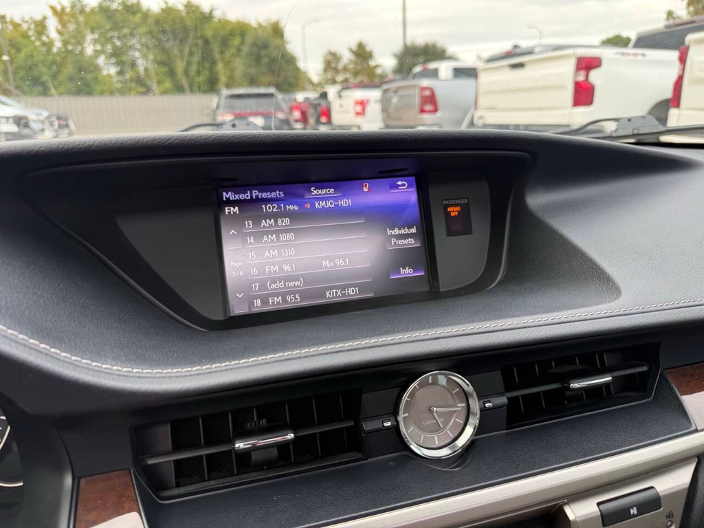 Lexus ES Vehicle Full-screen Gallery Image 28