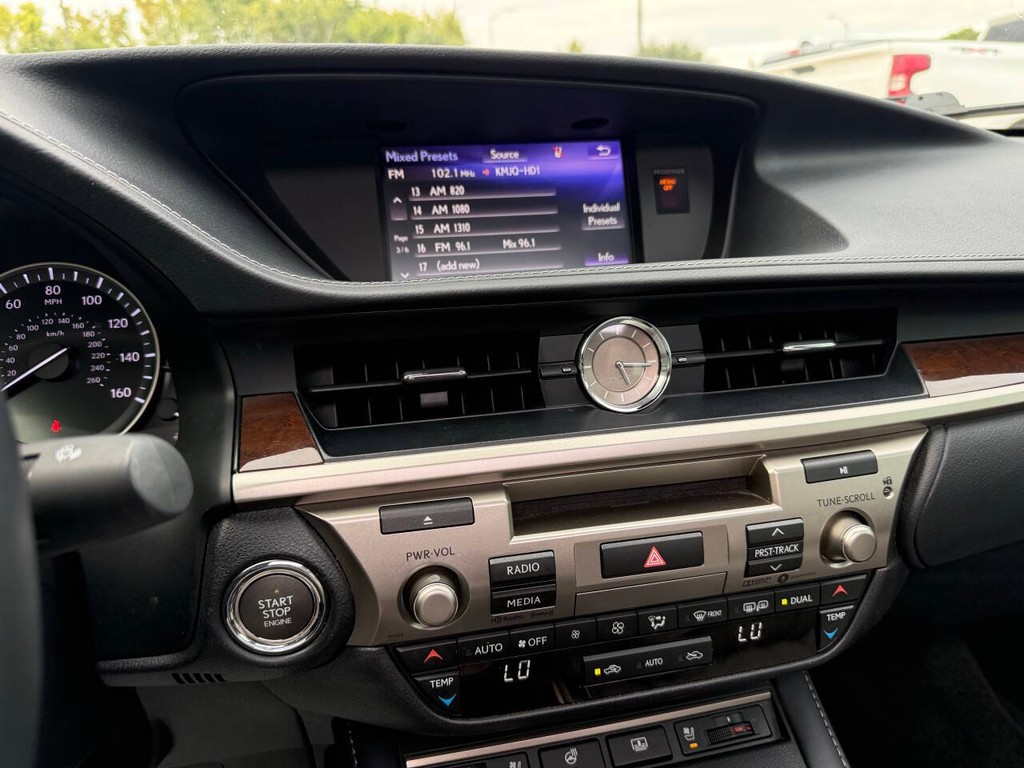 Lexus ES Vehicle Full-screen Gallery Image 29