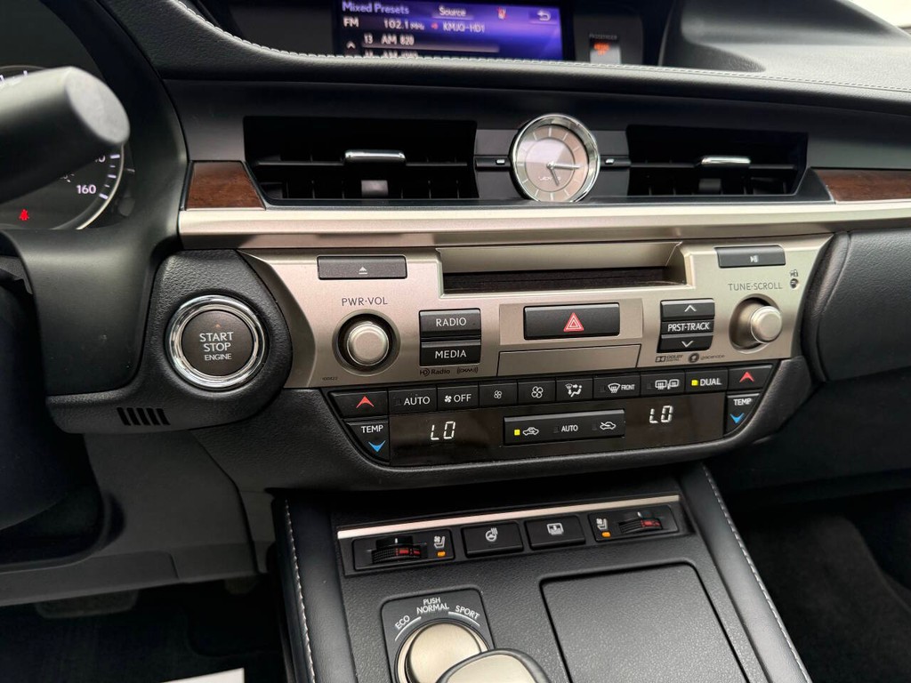 Lexus ES Vehicle Full-screen Gallery Image 30