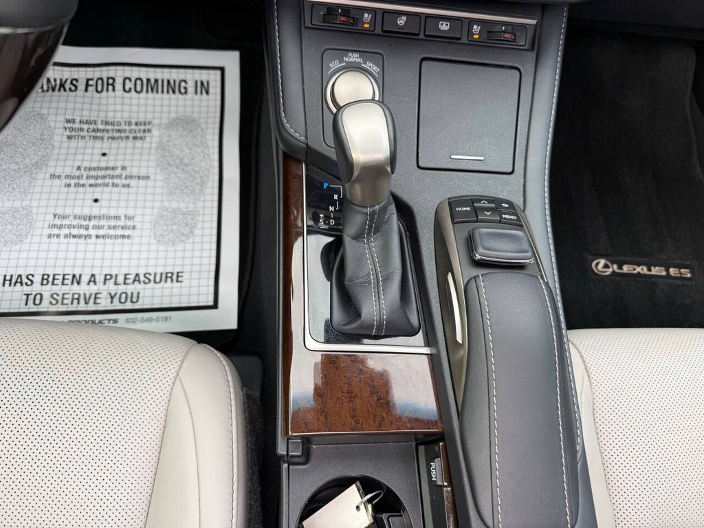 Lexus ES Vehicle Full-screen Gallery Image 31