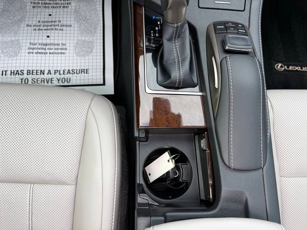 Lexus ES Vehicle Full-screen Gallery Image 32