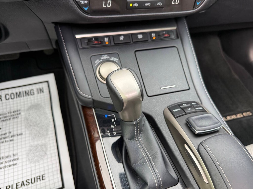 Lexus ES Vehicle Full-screen Gallery Image 33