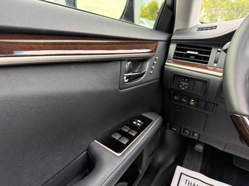 Lexus ES Vehicle Full-screen Gallery Image 34
