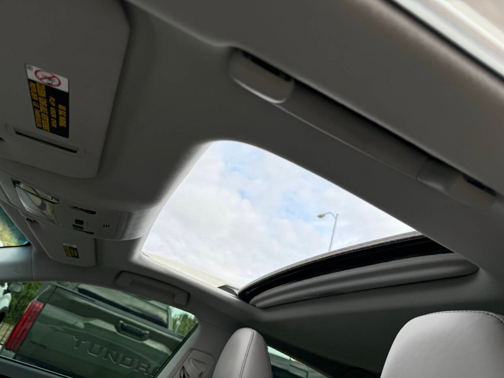 Lexus ES Vehicle Full-screen Gallery Image 35